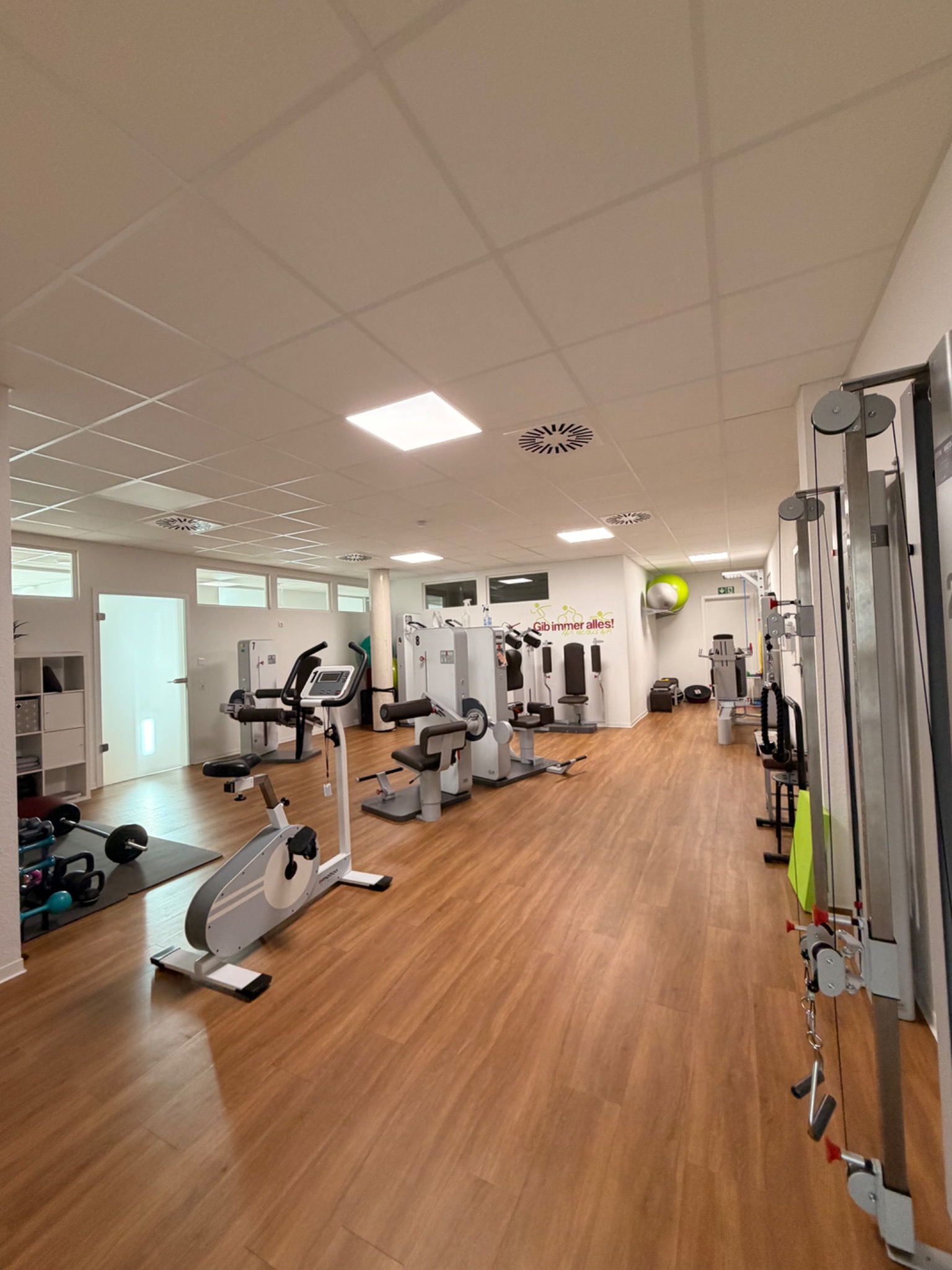 Moderner Trainingsraum der Ammerland Praxis